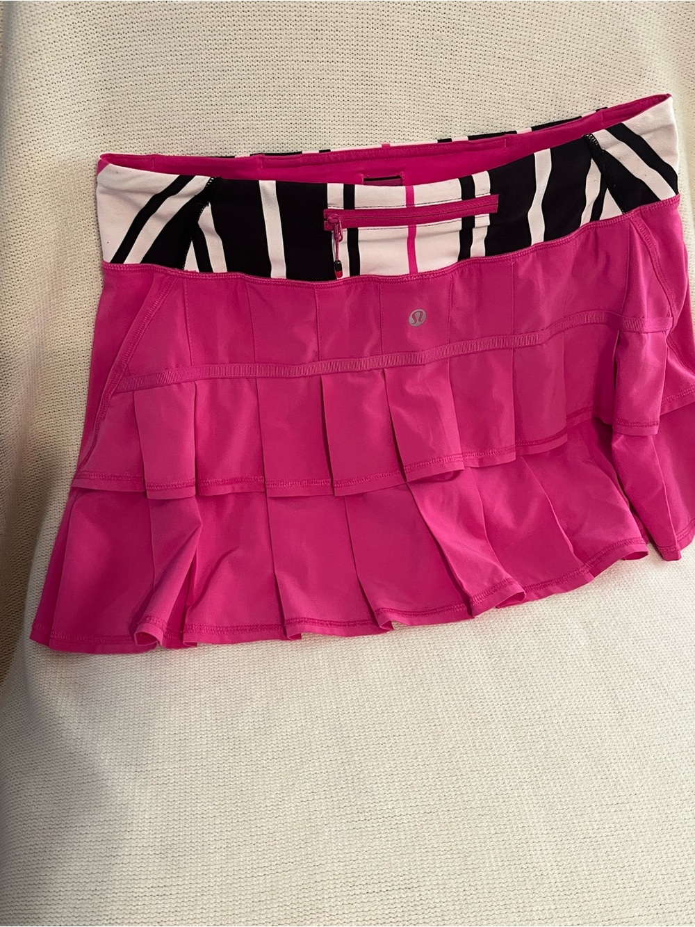 Lululemon hot Paris  pink pacesetter Skort.traverse stripe waist band